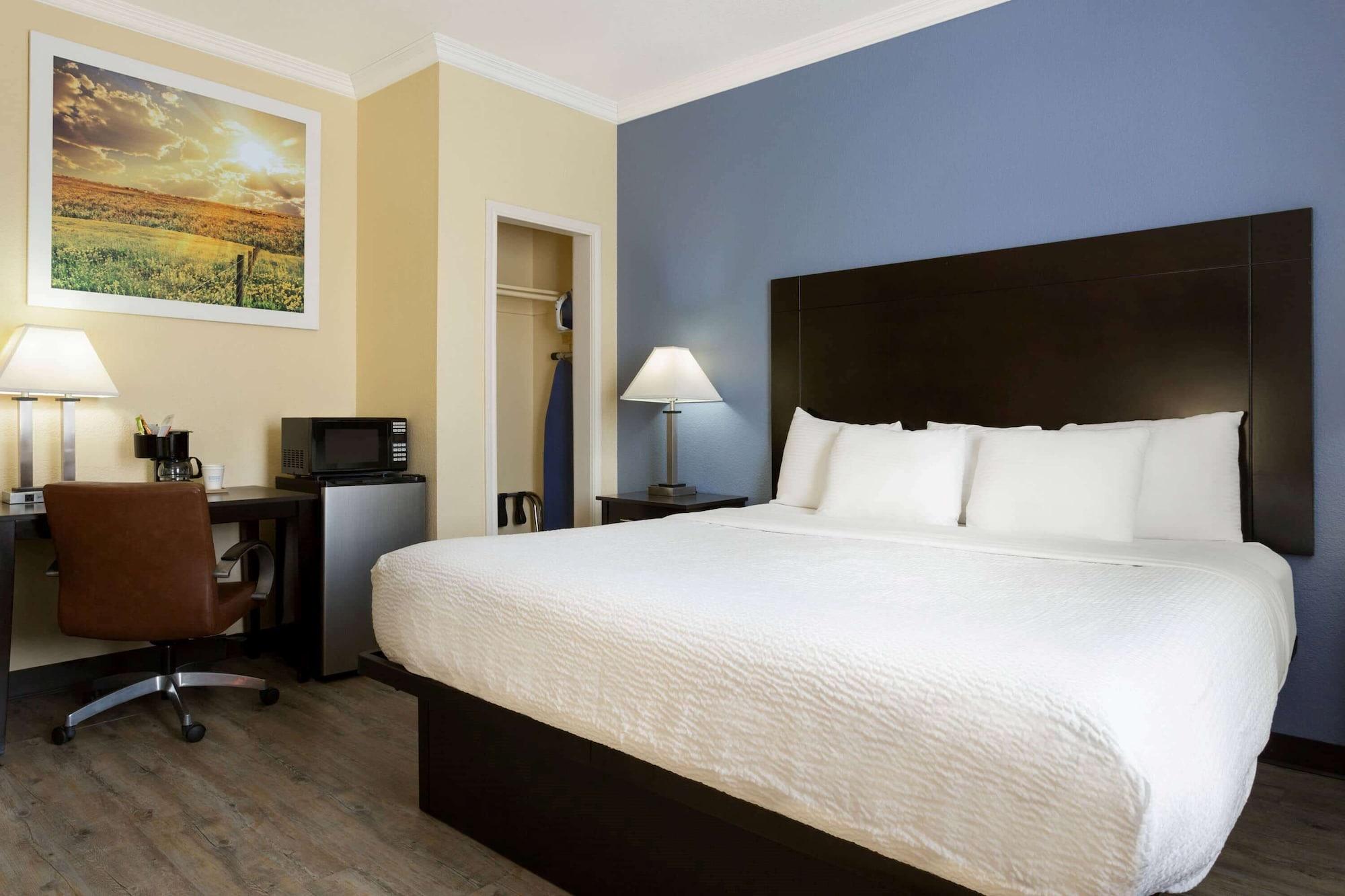 Days Inn & Suites By Wyndham Dfw Airport South-Euless Esterno foto