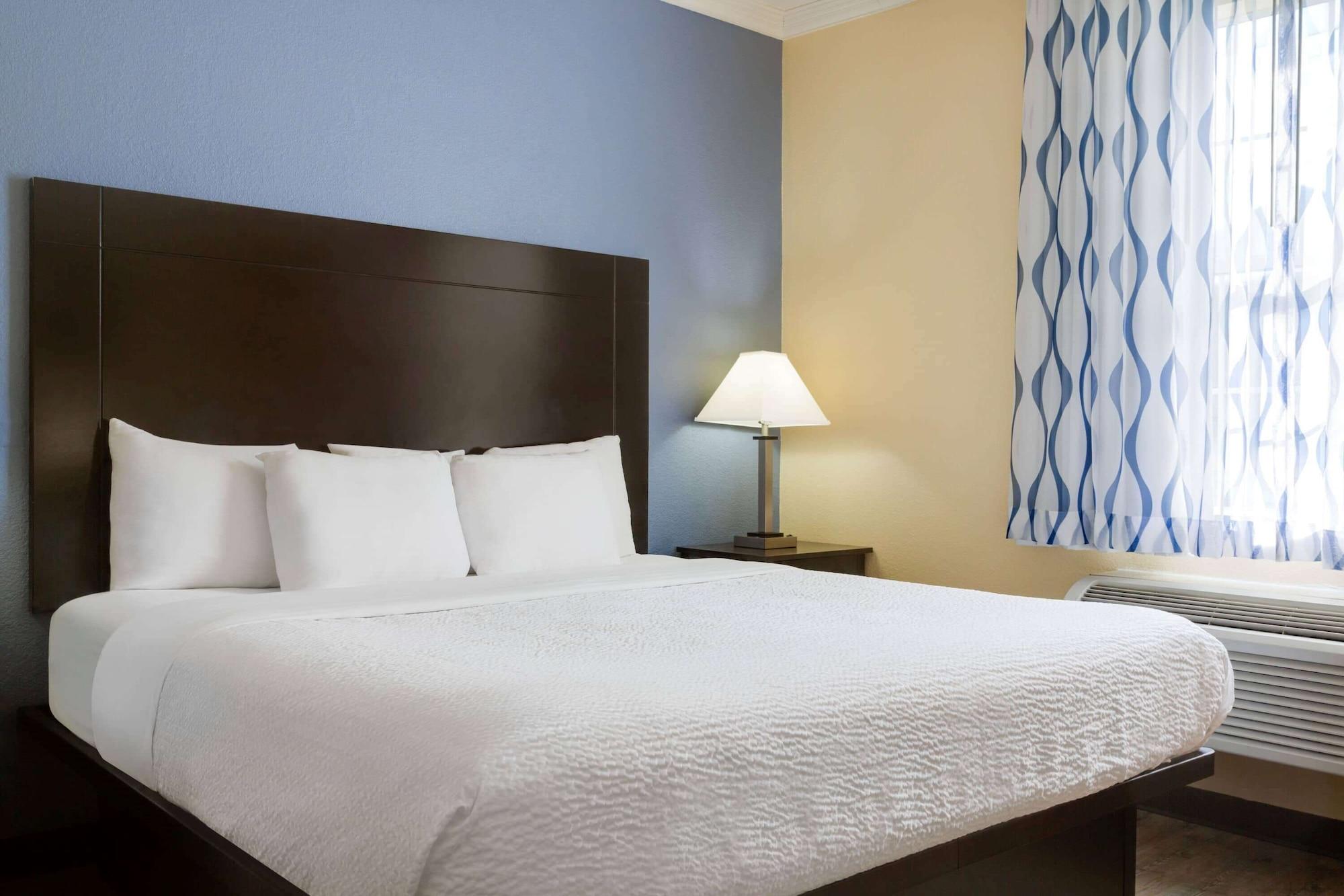 Days Inn & Suites By Wyndham Dfw Airport South-Euless Esterno foto