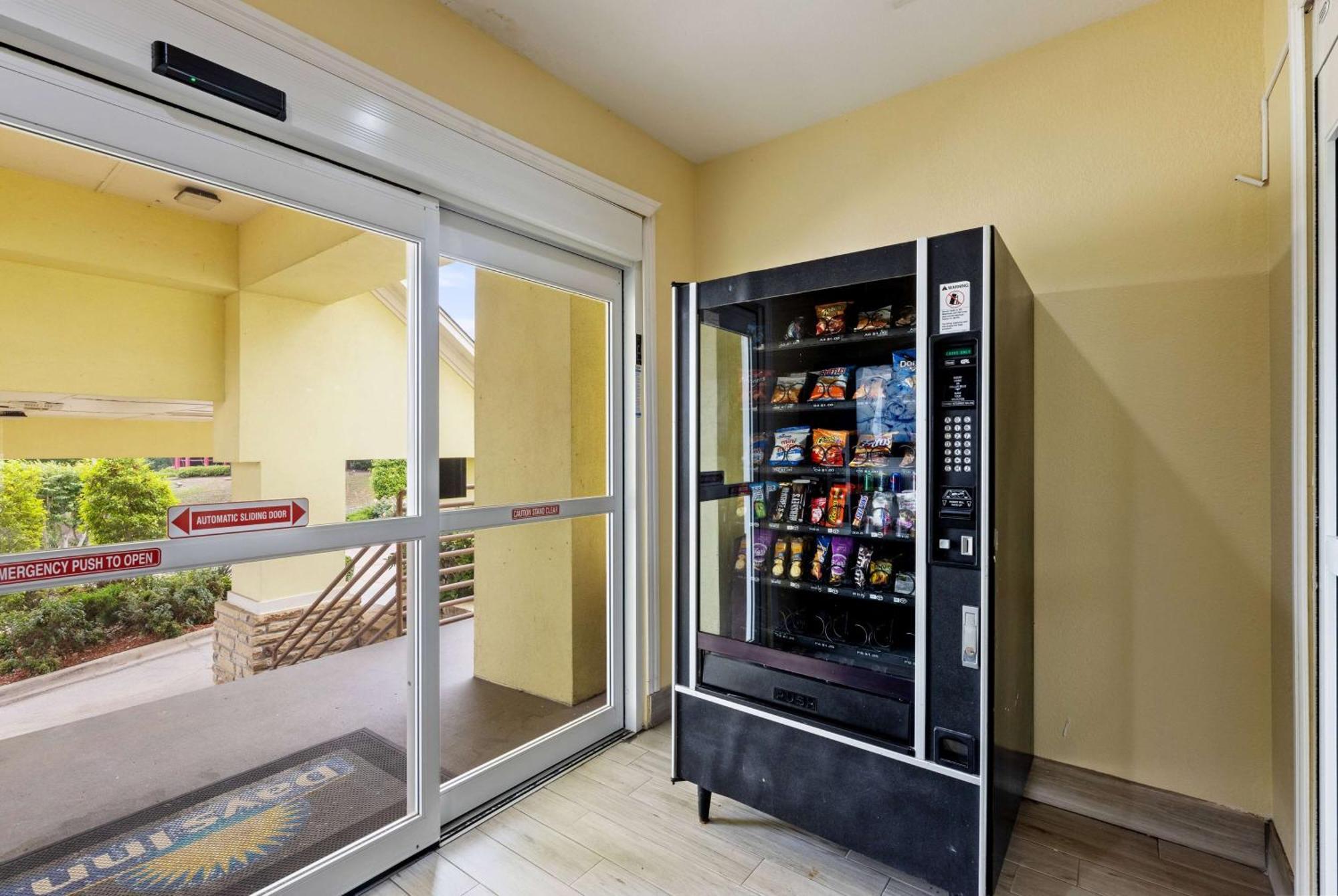 Days Inn & Suites By Wyndham Dfw Airport South-Euless Esterno foto