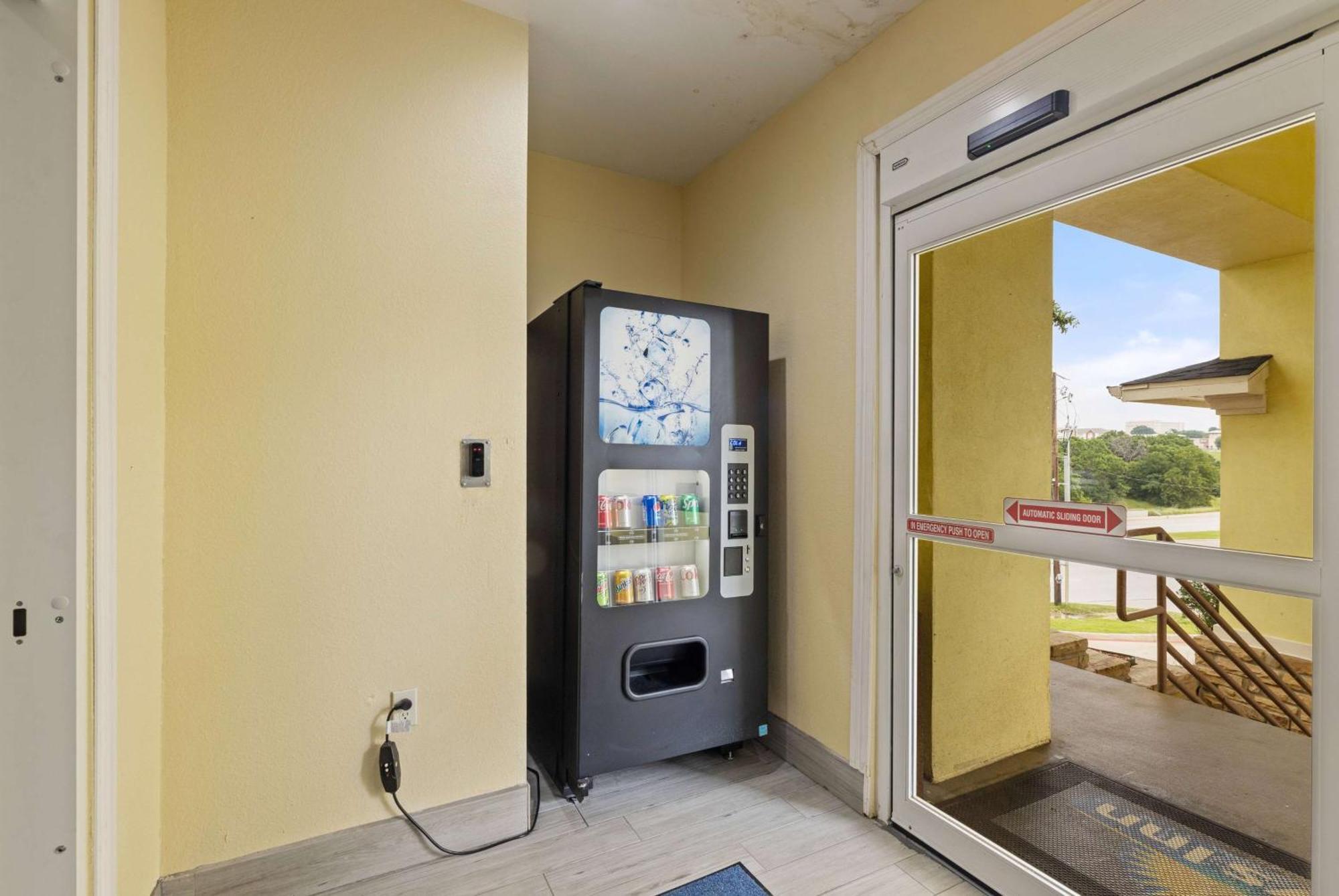 Days Inn & Suites By Wyndham Dfw Airport South-Euless Esterno foto