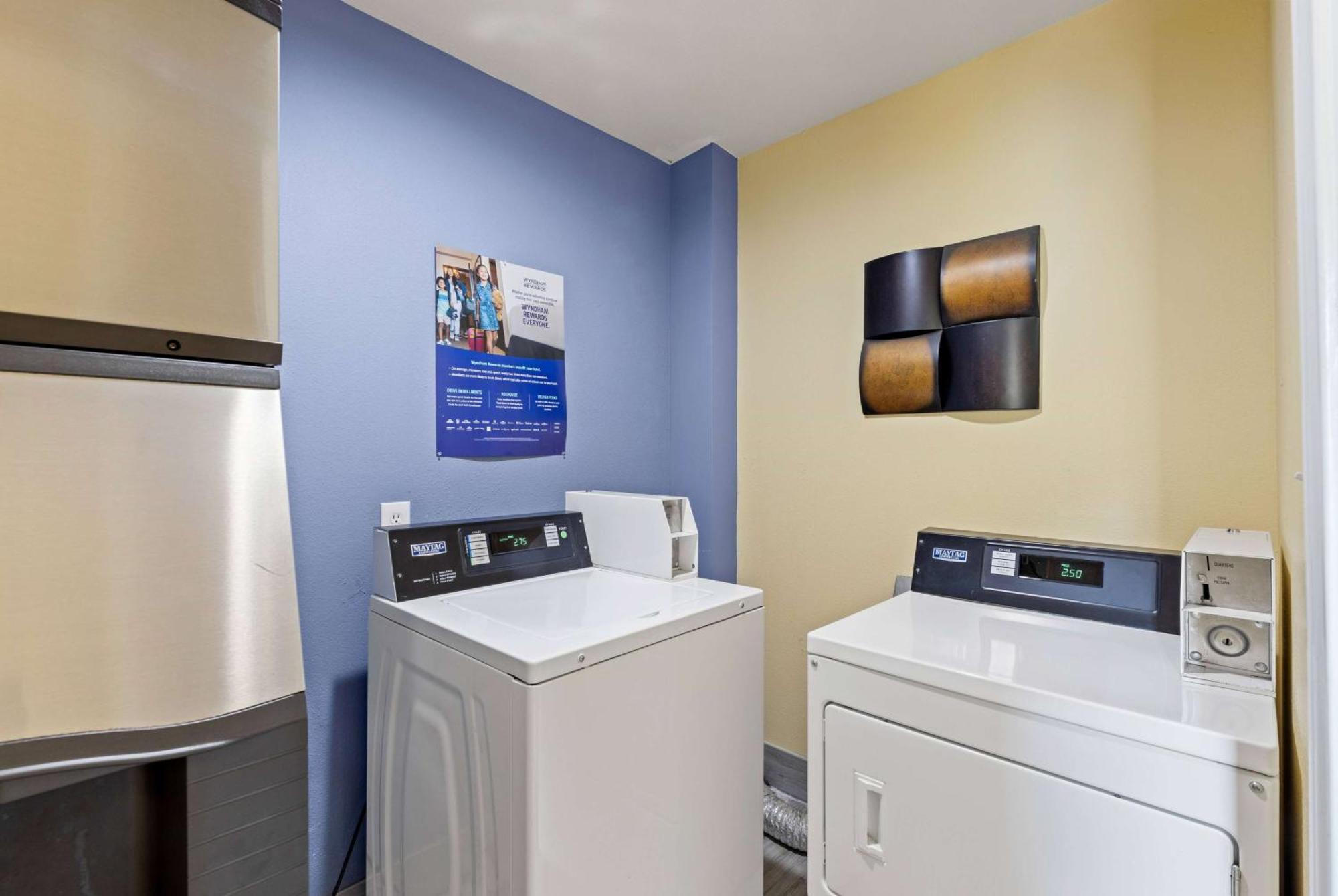 Days Inn & Suites By Wyndham Dfw Airport South-Euless Esterno foto