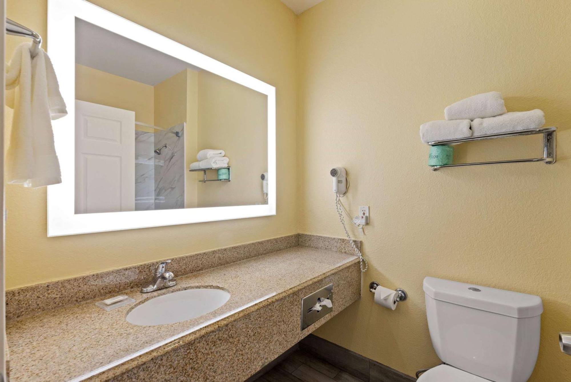 Days Inn & Suites By Wyndham Dfw Airport South-Euless Esterno foto